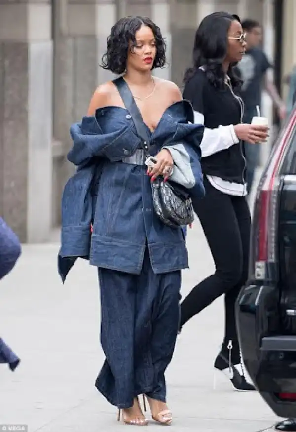 See What Rihanna Was Spotted Wearing In The Streets Of New York City (Photos)